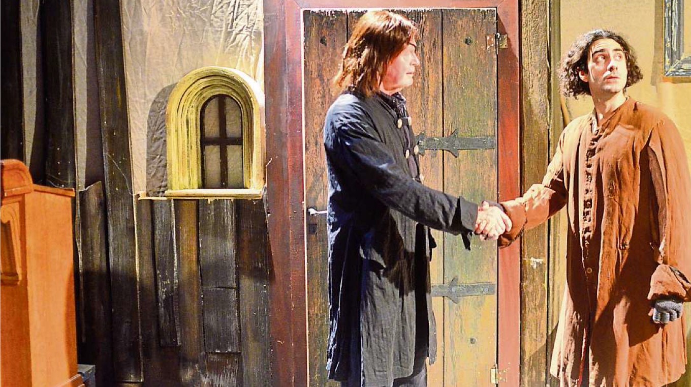 Krabat reicht dem Müller die Hand