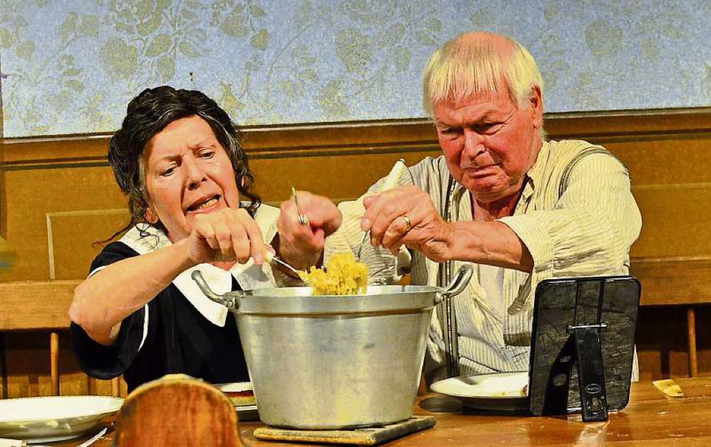 Anni und Simmerl beim Essen